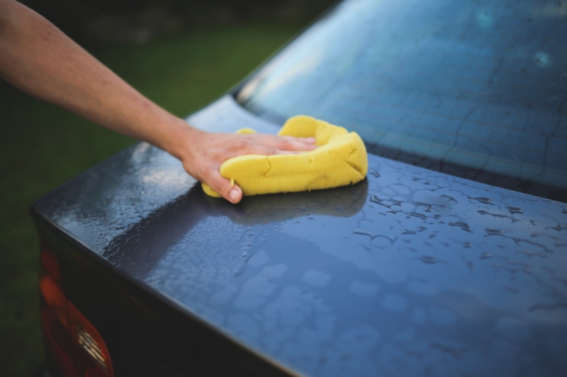 carrosserie-TOURTOUR-min_cleaning_washing_carwash_sponge_car_auto_hand_man-722705